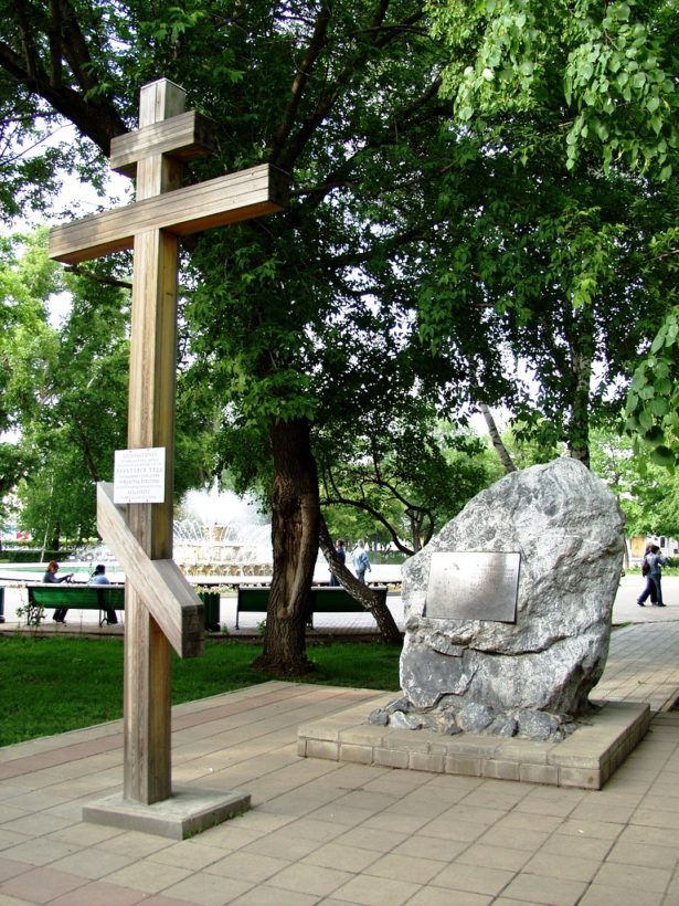 В настоящее время на месте взорванного Казанского кафедрального собора находится парк возле Дома Советов.