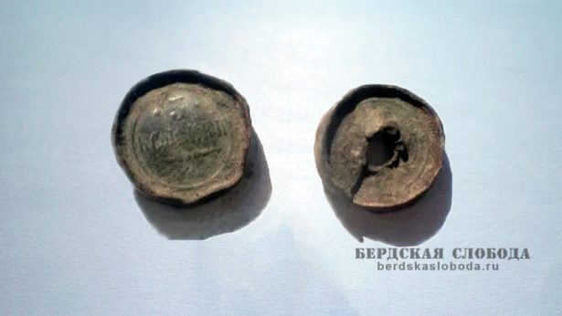 На снимке показаны две монеты-заготовки для изготовления кольца