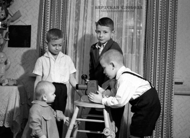 В советское время фильмоскоп, так в советское время называли рулонные диапроекторы, был практически в каждой семье, где были дети. 