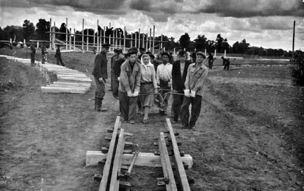 Детская железная дорога в 1953 году стала главной комсомольско-молодёжной стройкой Оренбурга.
