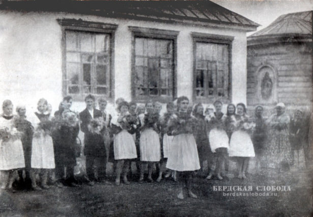 На снимке из архива Геннадия Комарова, сделанном 1 сентября 1962 года, запечатлена линейка старшеклассников, проходившая у одного из зданий старой школы в Бердах