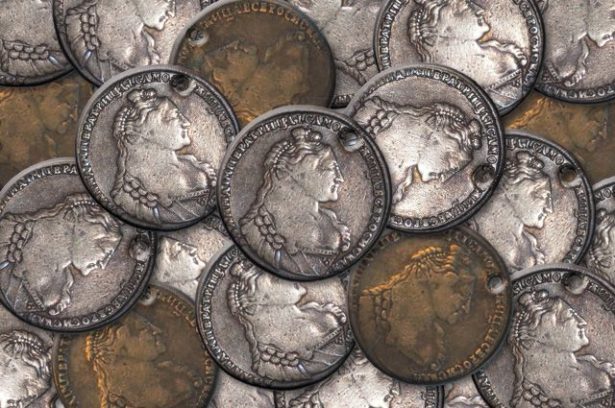 По всей видимости, именно такие монеты могли быть украдены поручиком Норовым. © / Анна Прибылова / Коллаж АиФ