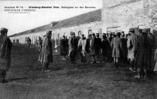 Лагерь военнопленных. Заключенные из бараков, Оренбург, Меновой двор. Фото: "Бердская слобода".
