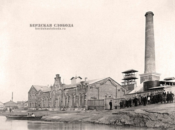 В Оренбурге 28 января 1899 года была введена в действие первая городская электрическая станция. 