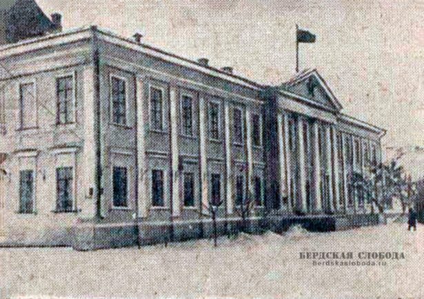 Здание бывшей городской управы, построено в начале XIX столетии. В основном сохранило вид до наших дней. Фото В. Елагина.