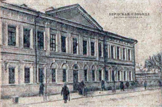 Школа №33. Нижний этаж этого здания выстроен в 1808 году для Шапошниковской богадельни. Верх надстроен позднее.