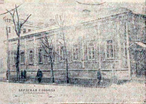 Здание школы №6. Построено в начале 30-х годов XIX века. В 1835 г. сюда переехало уездное училище. Фото В. Елагина