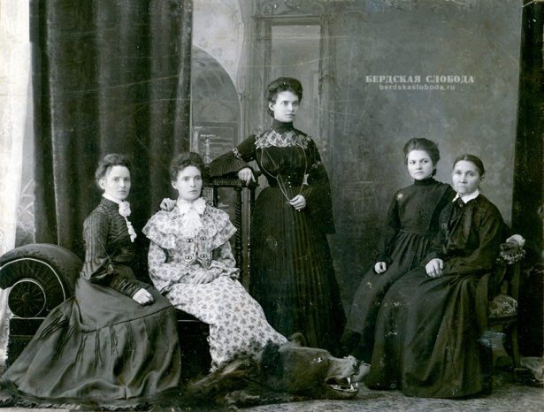 Райские (справа налево): Анна Дмитриевна, Калерия, Антонина, Татьяна, Капитолина