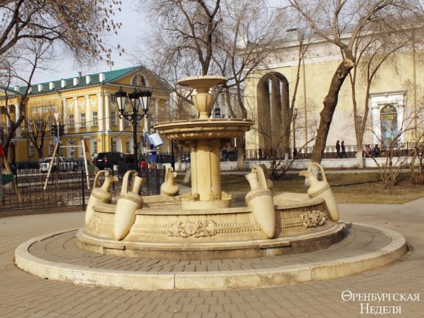 Фонтан шести кумганов в центре Оренбурга