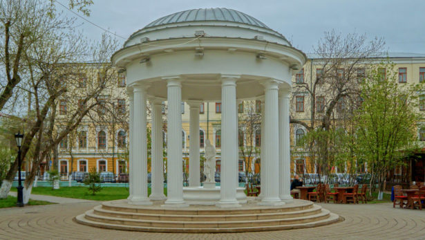 Беседка-ротонда перенесена в Александровский сквер из Зауральной рощи в конце ХIХ столетия.