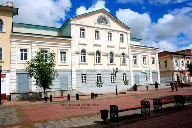 Дом Тимашевых, что на улице Советской, - двухэтажное здание в классическом стиле, которое построили в 1779 году.