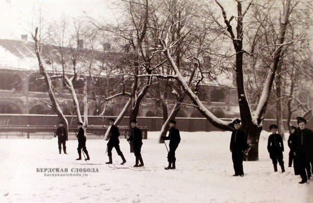 Группа воспитанников 3-го Московского кадетского корпуса во время прогулки на лыжах