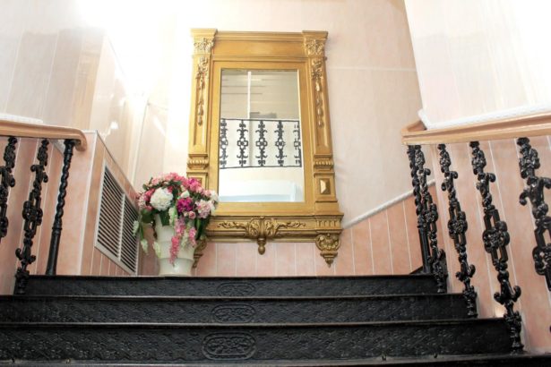 В здании расположена парадная лестница с литыми балясинами ограждения, литыми ступенями с малорельефным рисунком и декорирована большим настенным зеркалом в резной деревянной раме