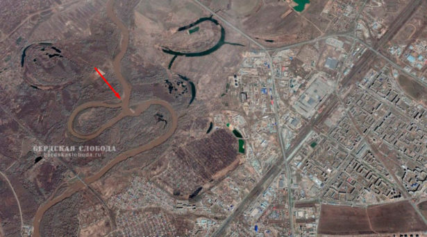 Русло Сакмары близ Берд. Стрелкой показано место, где образовалась новая протока. Дата: 16 апреля 2019 года. Источник: Google Earth.
