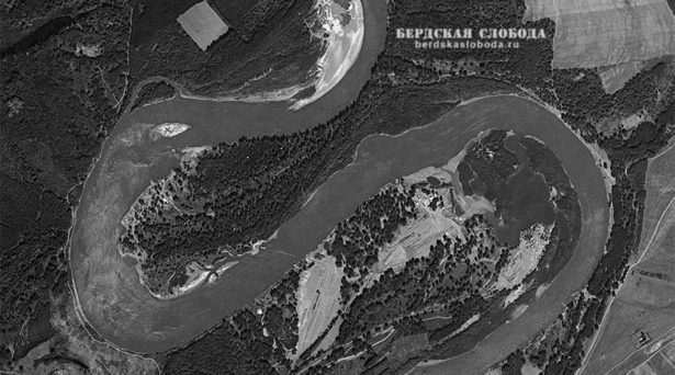 На следующем снимке, сделанном с американского спутника KH-7 Gambit, показано это же место, каким оно было 30 мая 1965 года. Сразу бросается в глаза ширина Сакмары.