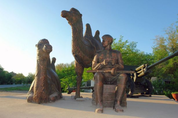 Памятник бойцам 902 стрелкового полка и их помощникам верблюдам