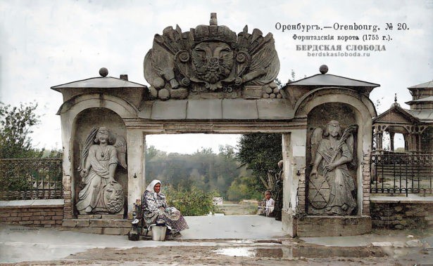 Елизаветинские (Водяные или Форштадские) ворота были установлены в Оренбурге по желанию императрицы Елизаветы Петровны. 