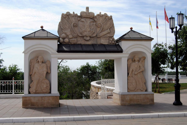 К 265-летию Оренбурга ворота были воссозданы по сохранившимся историческим эскизам и барельефам, сохраненным в оренбургском музее и установлены на прежнем месте.
