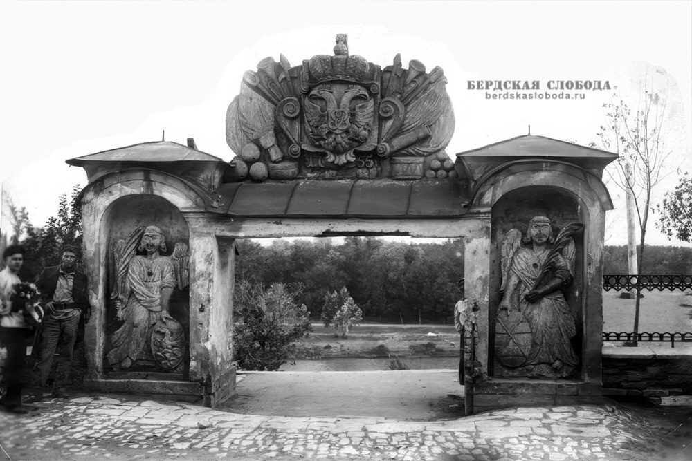 Елизаветинские ворота, снимок сделан в 1920-е годы, незадолго до их сноса. Из коллекции Григорьева Ю.А.