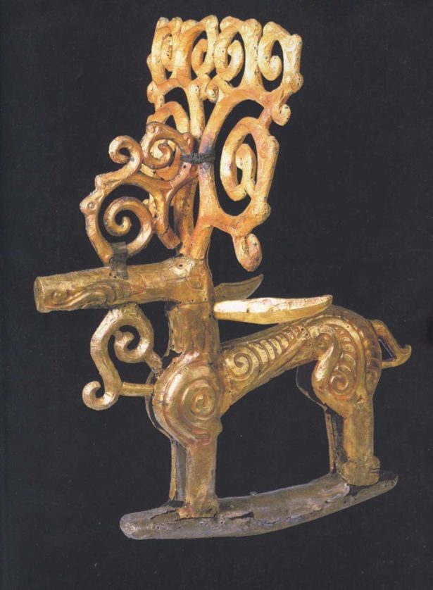 Деревянные двухплоскостные скульптуры оленей. IV век до н. э. Золото, серебро, бронза, дерево.