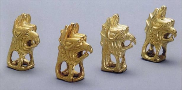 Четыре разделителя ремней — украшения узды. IV век до н. э. Золото. Высота 2,4—2,5 см, ширина 1,7 см.