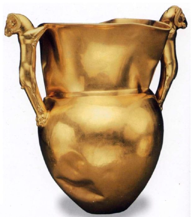 Амфора. V век до н. э. Золото. Высота 23 см; диаметр горла 18,1 см.