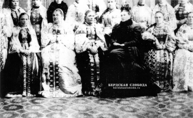 Софья Петровна Шипова (Ланская) с уральскими казачками.