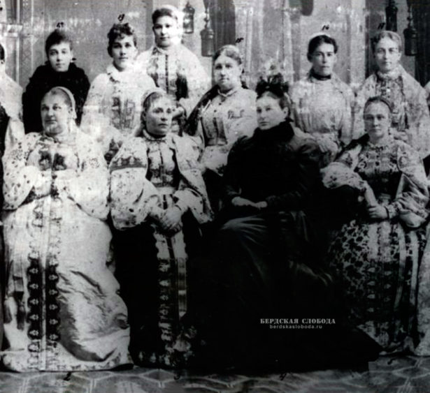 На снимке: Софья Петровна Шипова (Ланская) с уральскими казачками, 1891  год (фрагмент)