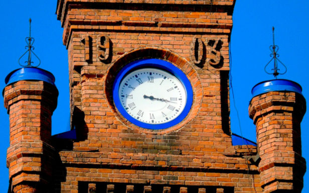 Часы на мельнице Юрлова в Оренбурге. Фото Жанны Валиевой.