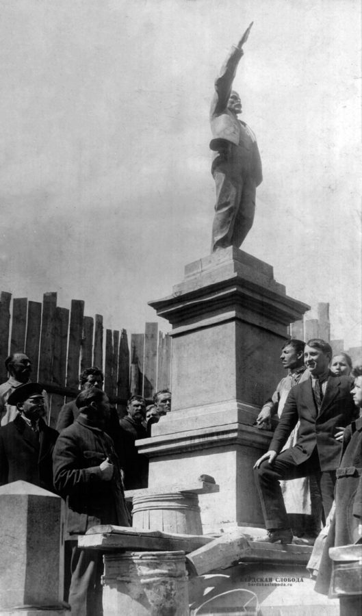 До открытия памятника В.И. Ленину осталось несколько дней. Оренбург, 26 апреля 1925 года.