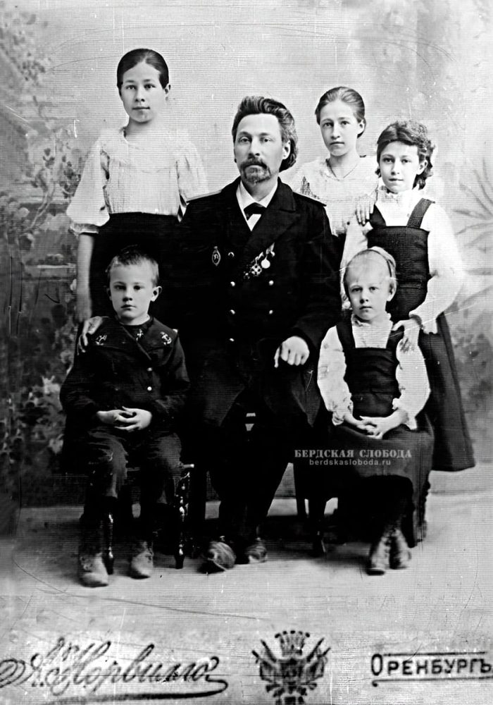Федотов Николай Александрович с детьми, 1899 год. Сидят: Александр и Нина, стоят: Вера, Надежда и Софья.