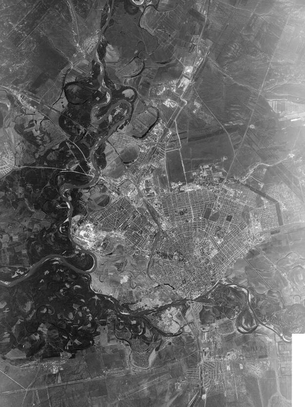 На представленном снимке, сделанном 30 мая 1965 года с американского спутника KH-7 Gambit*, показан Оренбург 1965 года.