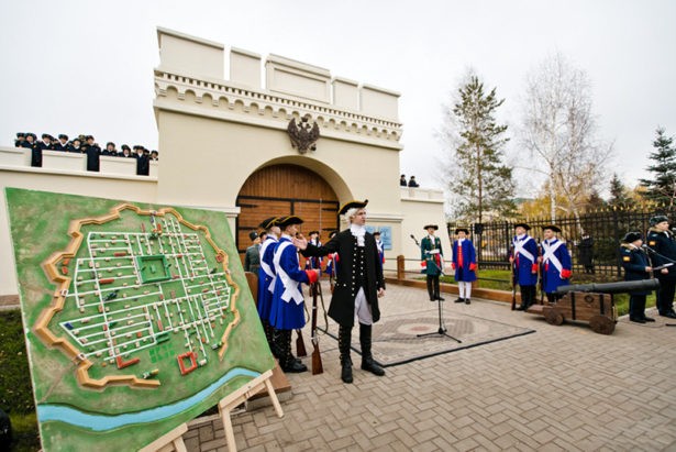 В Оренбурге появился новый арт-объект — реконструкция Орских ворот города-крепости, воссозданных на территории Оренбургского президентского кадетского училища
