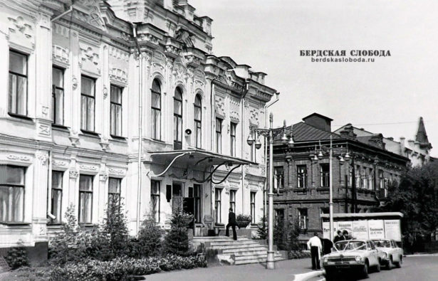 30 декабря 1965 года в Оренбурге по адресу: улица Пионерская, дом 9, в здании до 1917 года принадлежавшем купцу Василию Мякинькову, был открыт Дворец бракосочетаний.
