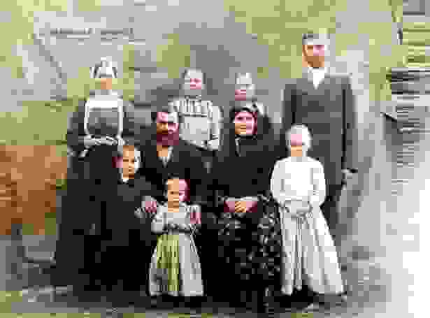 Крестьянская семья. Фото этнографа Михаила Круковского, сделанное в 1908 году во время экспедиции по Оренбургской и Уфимской губерниям.