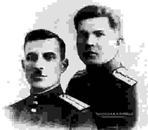 Командир курсантского взвода Чкаловского пулеметного училища ст. лейтенант Н.И. Сайгин (справа) с товарищем.