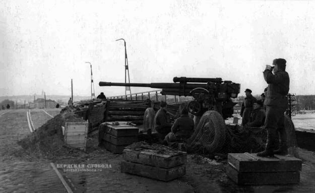 Зенитное орудие 52-К на Пролетарском мосту в Туле. Октябрь 1941 года.