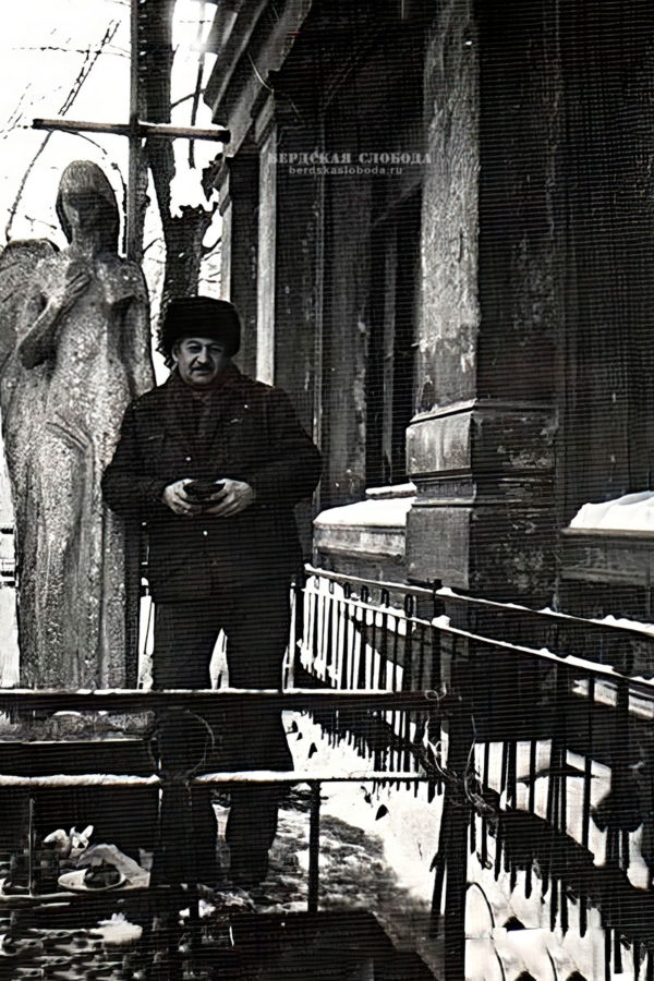 Александр Георгиевич на могиле матери на Ваганьковском кладбище в день ее памяти. 30 марта 1984 года