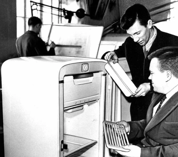 Конструкторы П.И. Илюхин и В.П. Кучурин осматривают только что выпущенный на Орском механическом заводе холодильник "Орск ХК-0100". 1960 г. Автор: Б. Клипиницер.
