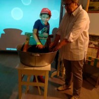 Оренбургский Театр теней «Лица во времени» представил экспериментальный спектакль-игру про гаджеты прабабушек