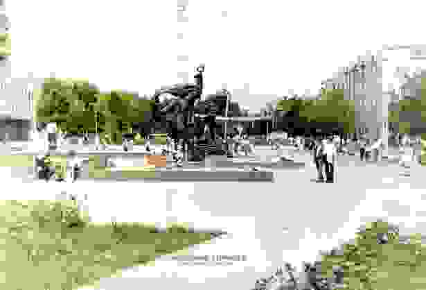 Памятник «Искусству и наукам», колоризация "Бердская слобода".