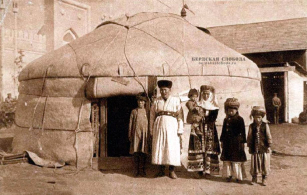 Традиционное жилище киргизов - юрта на Всероссийской сельскохозяйственной и кустарно-промышленной выставке в 1923 году.