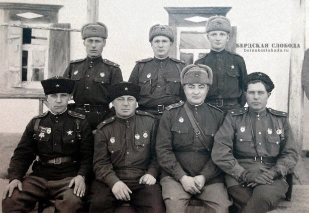 Групповое фото: Николай Петрович Якунин (нижний ряд, второй слева) среди однополчан. Апрель 1943 г.