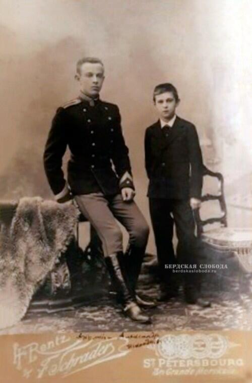 Артемий Искандер (слева) и Александр Искандер, СПб, 1899 г.