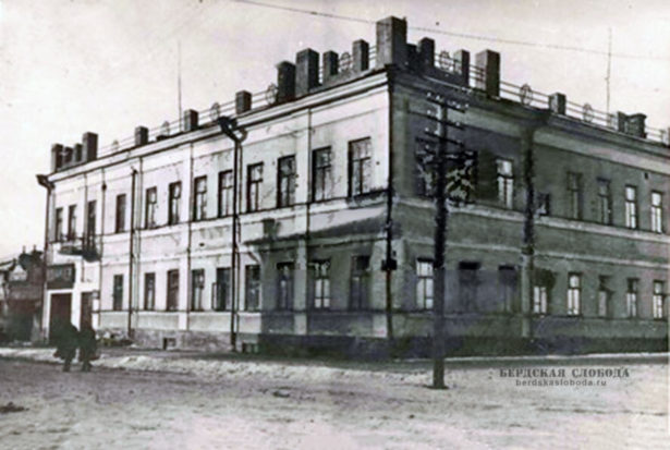 Бывшая "Беловская тюрьма" (ул. Фадеева, 18). Здесь около тюрьмы, 22 мая 1906, по приказу оренбургского полицмейстера была расстреляна мирная демонстрация рабочих Фото В. Кобозева, 1966 год.