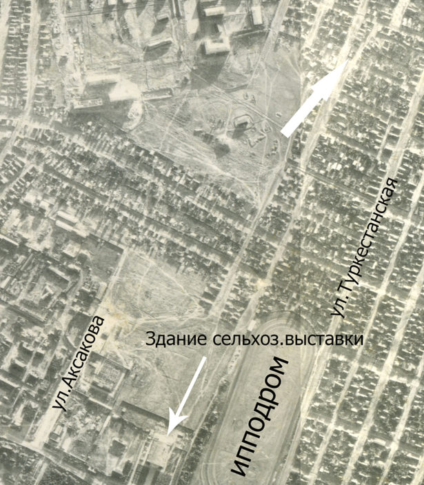 Фрагмент аэроснимка Оренбурга, 1962 год. Большой белой стрелкой обозначено место расположения "Нового еврейского кладбища".