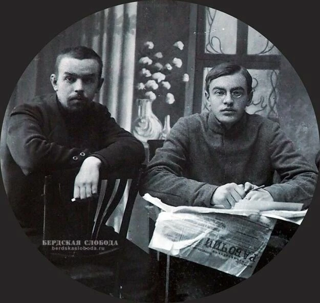 Делов (слева) и Стернин - зам. редактора и редактор "Оренбургского рабочего", Оренбург. Снимок сделан примерно в 1922-1925 гг.