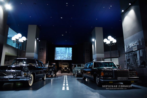 Центральная часть экспозиции: служебные автомобили высших советских чиновников
