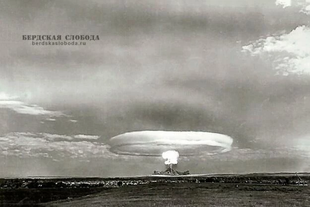 В 9 часов 34 минуты 48 секунд по местному времени с самолета ТУ-4 была сброшена атомная бомба и произведен воздушный ядерный взрыв, в 350-ти метрах от земли.