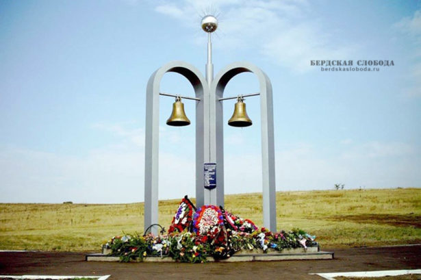 Памятный знак в честь испытания ядерного оружия на Тоцком полигоне 14 сентября 1954 года представляет собой три соединяющиеся высокие стальные арки серебристо-серого цвета, над ними – сверкающий шар, ощетинившийся серебристыми металлическими лучами.